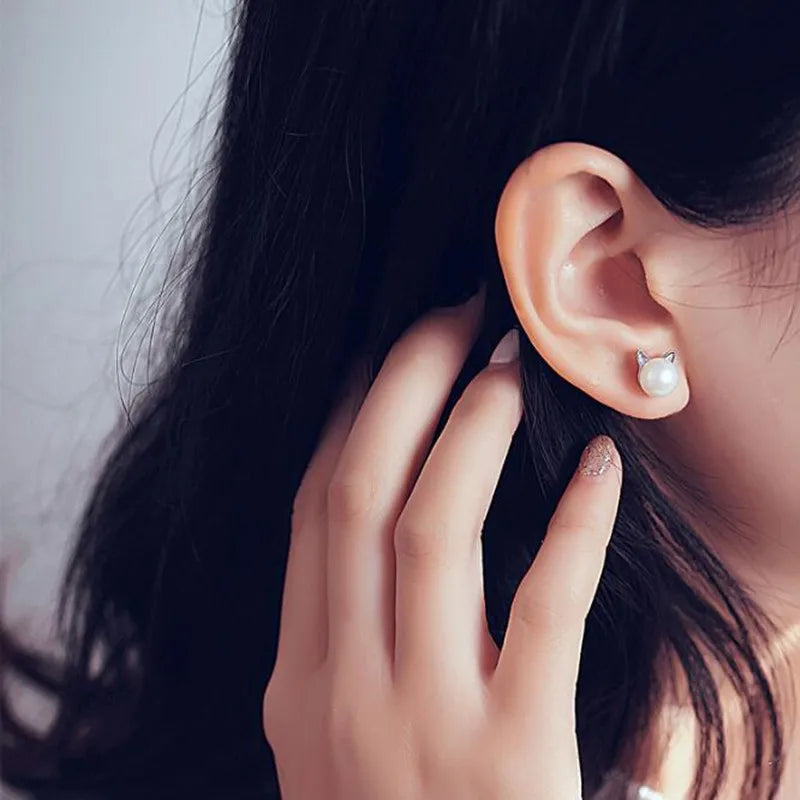 Oorbellen met knoop in sterling zilver met katvormige parel