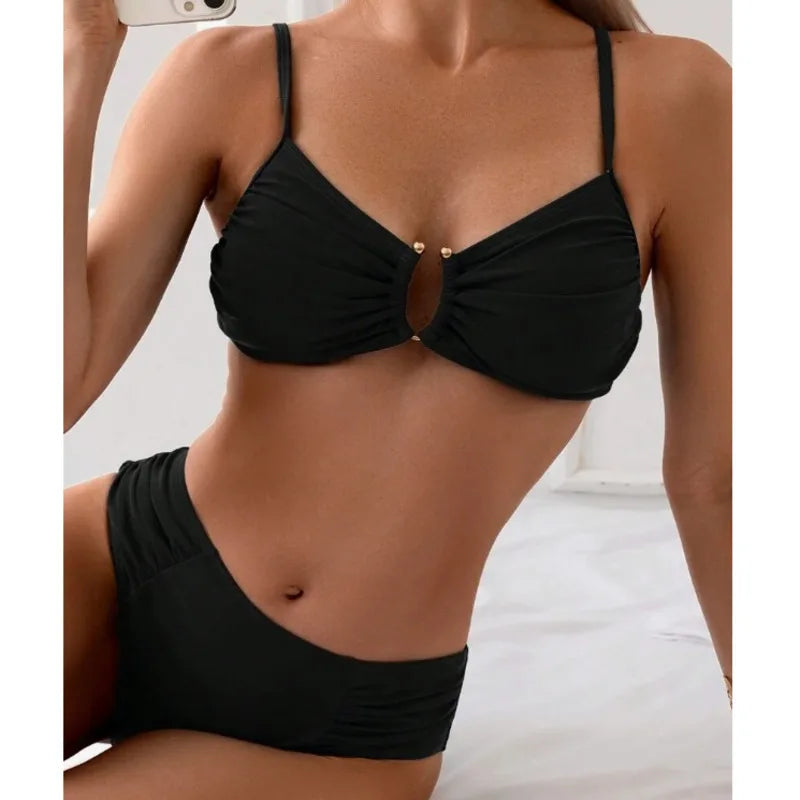 MILENA | Bikini met Decoratieve Cut-Out en Elegante Ondersteuning voor Zomerse Dagen